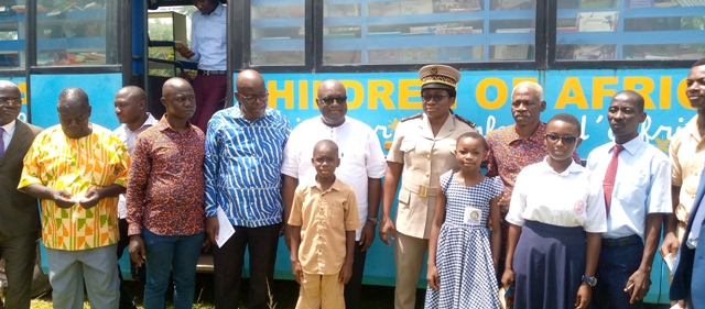 TIEBISSOU : La caravane du livre présente avec le bibliobus.