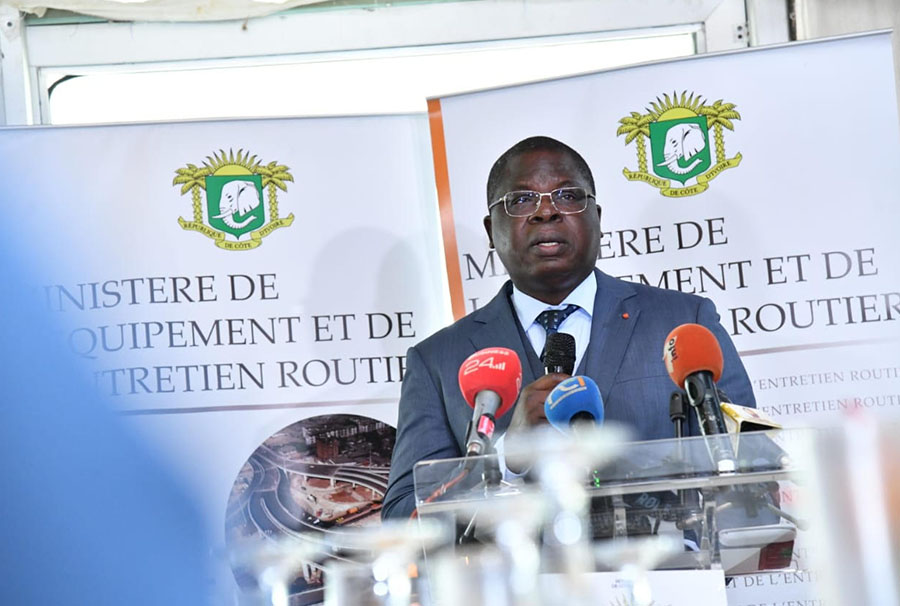 Bitumage : le ministre Amédé Kouakou annonce la poursuite du bitumage des 1 922 km de routes neuves pour l’année 2023
