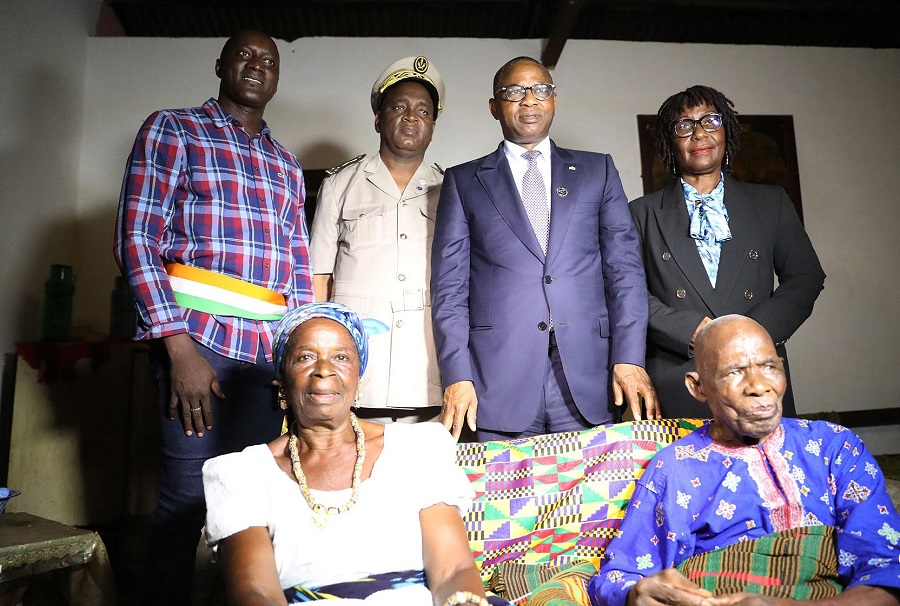 Ronde du Social 4 : Honoré Grobri (91 ans), l'homme le plus âgé de Gagnoa, reçoit la visite du ministre Adama Kamara