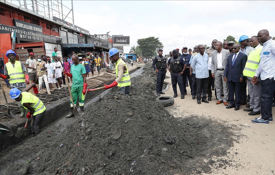 Assainissement : Bouaké Fofana lance l’opération curage des caniveaux dans la Commune d’Abobo