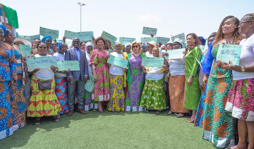 Fonds FAFCI : la Première Dame Dominique Ouattara octroie 500 millions de FCFA aux femmes de Yopougon