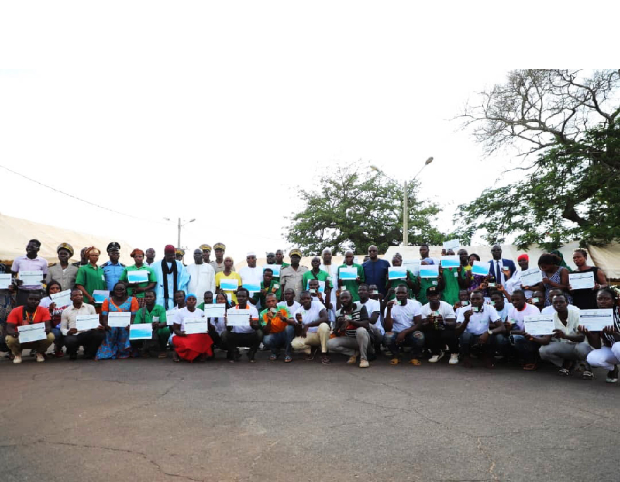 Insertion professionnelle : des attestations, des permis de conduire et des chèques remis à 552 jeunes de Korhogo et de Sinématiali