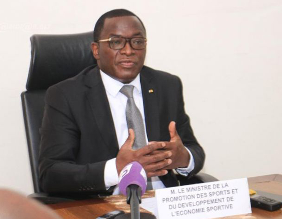 Inondation de la pelouse du Stade Alassane Ouattara d’Ebimpé : le ministre Paulin Claude Danho rassure sur la disponibilité du stade dans cinq semaines
