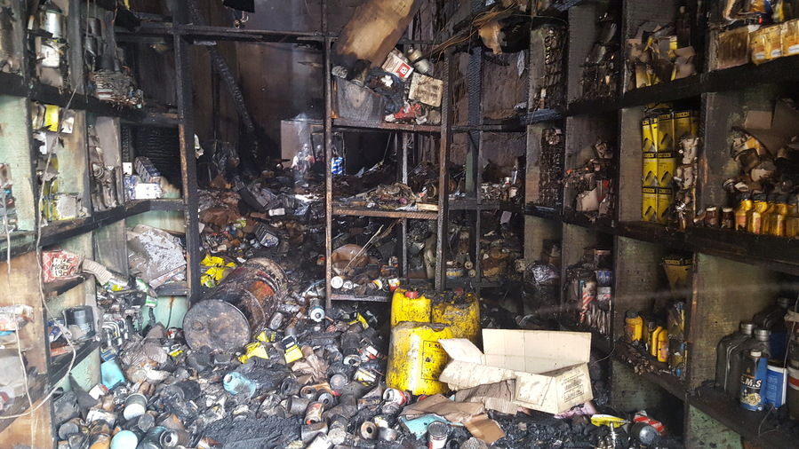 Black market : les sapeurs-pompiers luttent contre un incendie depuis 4 jours