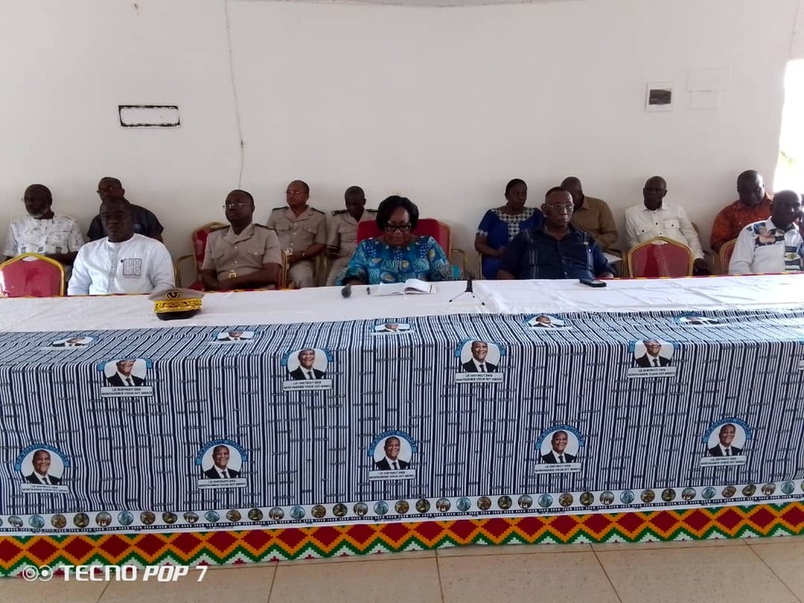 En prélude à la cérémonie d'hommage du district des montagnes au Chef de l' État : la ministre d'État Anne Ouloto a échangé avec les populations de Toulepleu