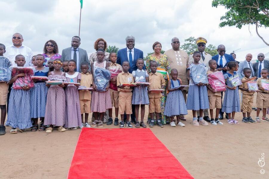 Rentrée scolaire 2024-2025 : le Premier Ministre Robert Beugré Mambé lance officiellement la distribution gratuite de plus de 4 millions de kits scolaires dans les écoles primaires publiques de Côte d’Ivoire